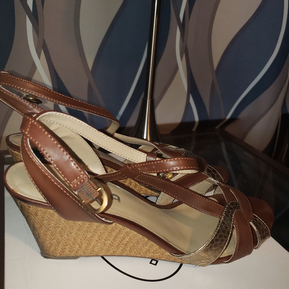 Shoes - Picture 2 of 4